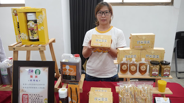 ▲文彬養蜂場鄭瑋欣推薦自家開發一系列蜂蜜產品。（記者林明佑攝）