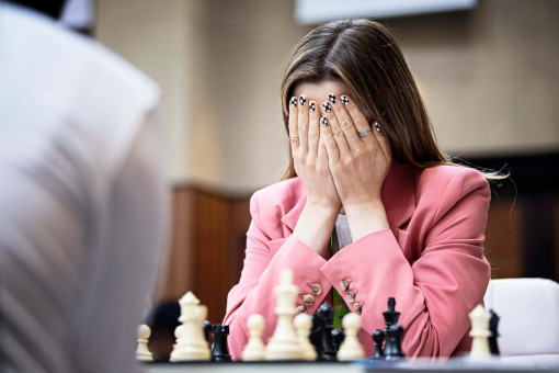 Contre toute attente, la grand-maître d'origine russe Dina Belenkaya (2256 Elo FIDE) a perdu sa partie au premier échiquier de l'équipe féminine israélienne face à la Sud Koréenne Sunwoo Park (1773 Elo FIDE), mais sans conséquence pour la victoire d'Israël 3-1 dans le match