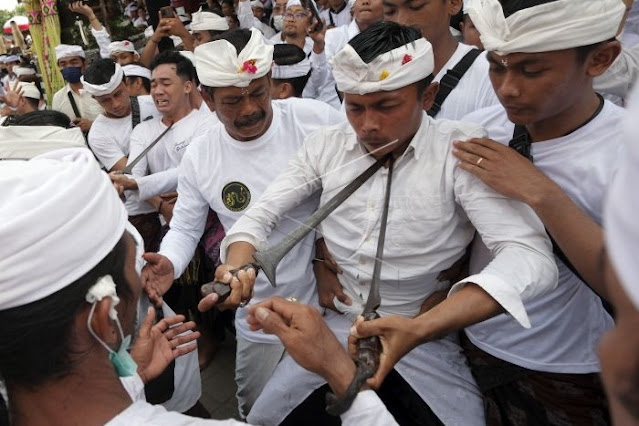 Netralisir Kekuatan Negatif Alam Semesta, Umat Hindu Bali Gelar Tradisi Ngerebong