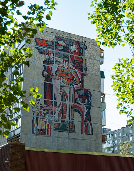 Мозаика на стене дома с изображением рабочих тяжелой промышленности