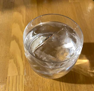 透明氷でつくった焼酎の水割りの写真。氷が入っているのが分からないくらい透明。