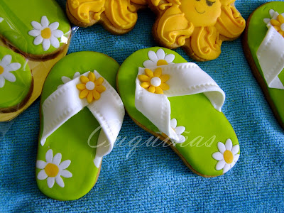 foto de galleta en forma de chanclas verdes con margaritas blancas y amarillas