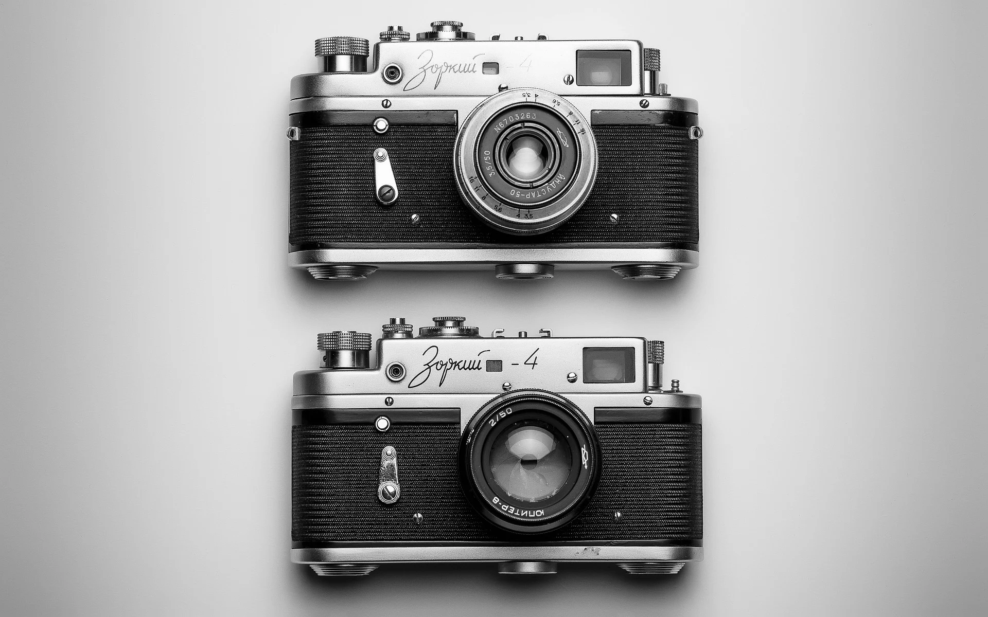 Duas câmeras fotográficas em foco