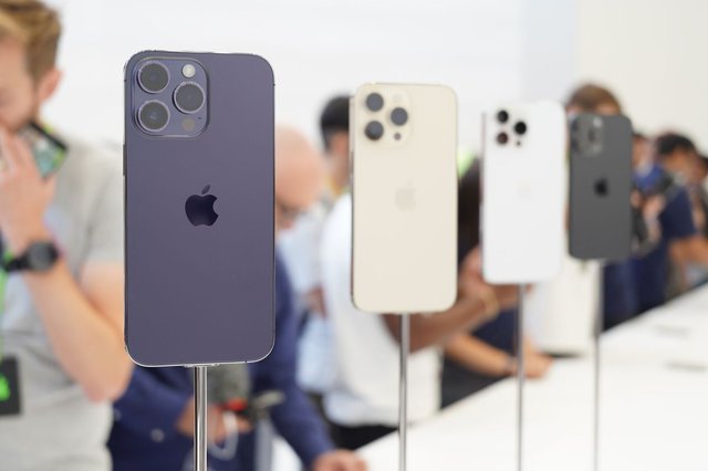 Người Việt lo lắng iPhone 14 chính hãng khan hàng, các đại lý tỏ <a href=