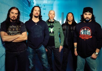 Foto de Dream Theater posando parados