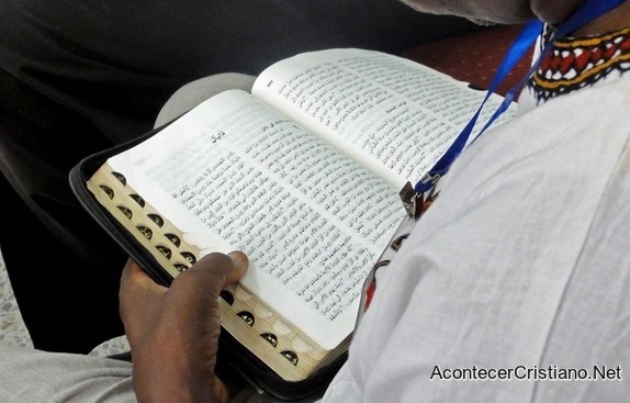 Cristiano de Turkmenistán lee su Biblia en casa
