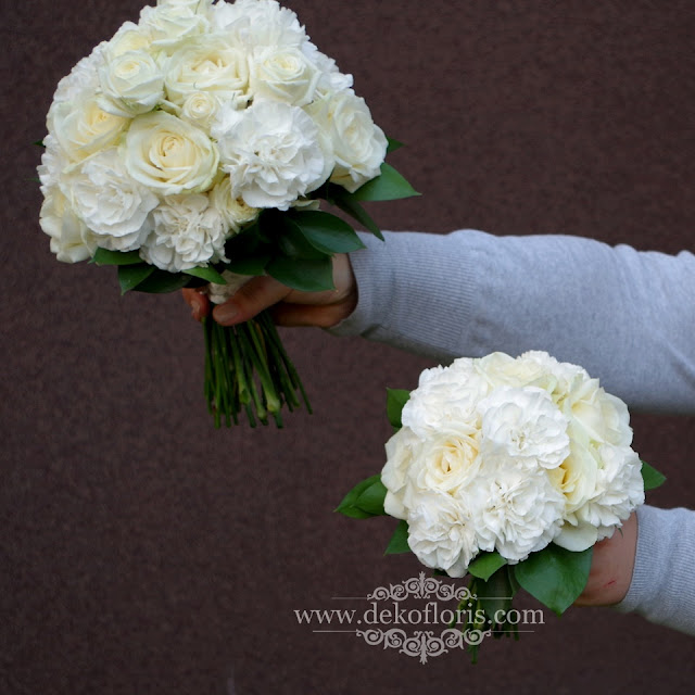 Biały bukiet ślubny róże i goździki z koronką