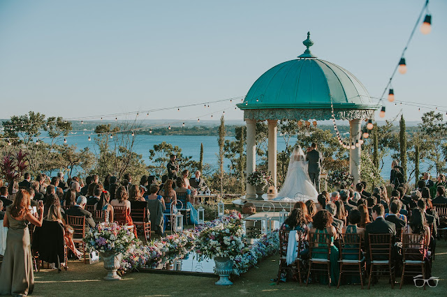 casamento real, casamento a céu aberto, casamento no jardim, casamento no campo, passarela de espelho, flores do campo, cerimônia, decoração de cerimônia, varal de lâmpadas, relicário, buquê da noiva, bouquet, vestido de noiva, vestido de renda, villa giardini, noivos no altar, véu e grinalda, hora dos votos