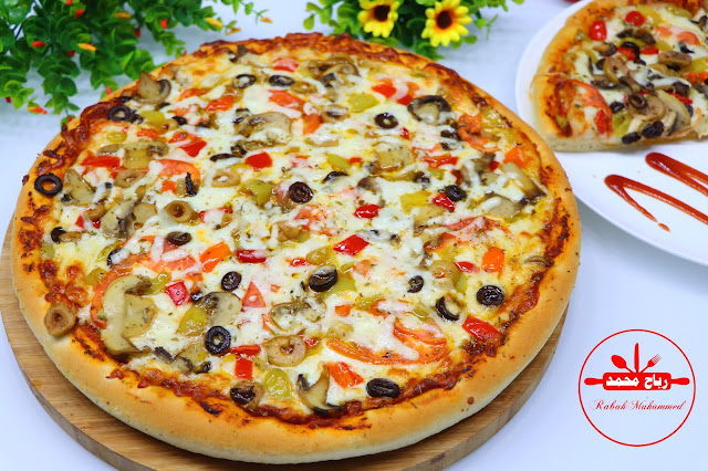 بيتزا المطاعم الايطالية مع اطيب صلصة البيتزا بعجين ناجح بدون حليب و بيض و زبدة بكافة أسرارها خطوة بخطوة مع رباح محمد ( الحلقة 1019 )