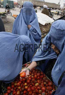 afganistan, femei in piata