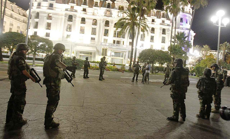 É uma guerra declarada pelo Corão contra o cristianismo. Exército francês se prepara para uma guerra em território da França.