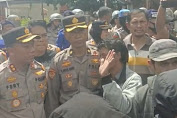 Aksi di Depan KPU Sinjai Berakhir Ricuh, Sejumlah Pengunjukrasa dan Sajam Diamankan