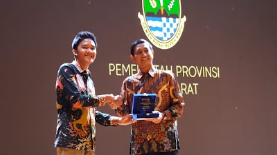 Website : jabarprov.go.id Terima Penghargaan “Best Use of Crowdsourcing”