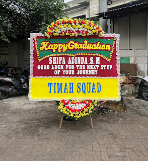 Karangan bunga papan happy graduation www.harapanflorist.com