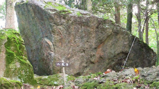 人文研究見聞録：八畳岩・八畳岩古墳（吉備の中山） ［岡山県］