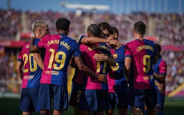 La reprogrammation du match entre Barcelone et Osasuna au jeudi 27 mars par la Ligue espagnole avait soulevé une problématique majeure pour les Blaugranas : la potentielle absence de leurs internationaux sud-américains, Ronald Araujo et Raphinha, engagés avec leurs sélections respectives. Cependant, une solution semble se dessiner pour garantir la présence des deux cadres catalans. Un vol privé pour rapatrier les Sud-Américains  Selon les informations de SPORT, un plan a été mis en place pour permettre à Ronald Araujo et Raphinha de revenir en Espagne à temps pour la rencontre face à Osasuna. Les deux joueurs devraient intégrer un vol privé affrété pour rapatrier l'ensemble des internationaux sud-américains évoluant au Real Madrid et à l'Atlético de Madrid. Cette initiative permettrait de minimiser leur temps de trajet et de les rendre disponibles pour Hansi Flick. Concernant Ronald Araujo, une décision de Marcelo Bielsa, le sélectionneur de l'Uruguay, est encore attendue. Bielsa pourrait choisir de libérer le défenseur central du Barça avant le deuxième match de la sélection uruguayenne. Si Araujo venait à manquer la rencontre contre la Bolivie, il rejoindrait Barcelone plus tôt que prévu et serait à la disposition de Flick en pleine possession de ses moyens physiques pour le choc contre Osasuna. Une bouffée d'oxygène pour la défense décimée  Cette perspective est une excellente nouvelle pour le FC Barcelone, dont la défense centrale est actuellement décimée par une cascade de blessures. La présence d'Araujo serait un renfort crucial pour Hansi Flick dans ce match important. Grâce à l'organisation d'un vol privé et à la potentielle libération anticipée de Ronald Araujo par la sélection uruguayenne, le FC Barcelone semble en bonne voie de pouvoir compter sur ses deux internationaux sud-américains, Araujo et Raphinha, pour le match crucial face à Osasuna. Cette nouvelle devrait apporter un soulagement significatif à Hansi Flick, confronté à de nombreuses absences dans son effectif.