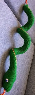 http://translate.google.es/translate?hl=es&sl=en&tl=es&u=http%3A%2F%2Fkimberlychapman.com%2Fcrafts%2Fknit-patterns-snake.html