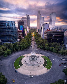 (Alt = "Golden Angel In Centre Of A Roundabout").