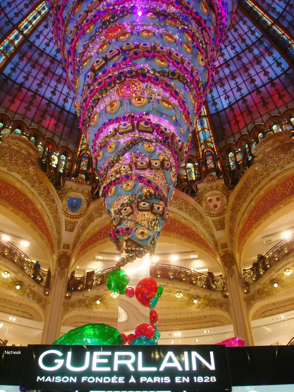 Sapin de Noël inversé  Galeries Lafayette