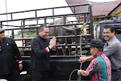 Jelang Ritual Adat "Menanda Tahun", Bupati Serahkan Bantuan.