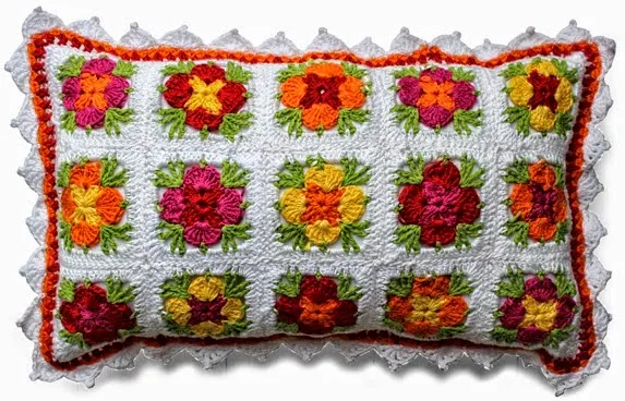 Almohada de grannys de centro floral al crochet