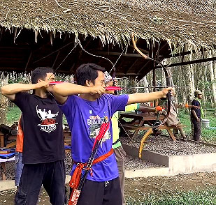 Olah raga Panahan di Hutan Albasia foto