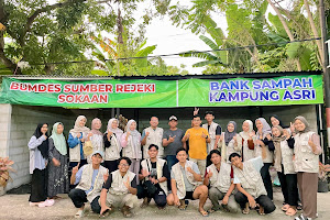 Mahasiswa KKN 58 UINSA Sukseskan Program Tong Sampah Anorganik di Desa Sokaan