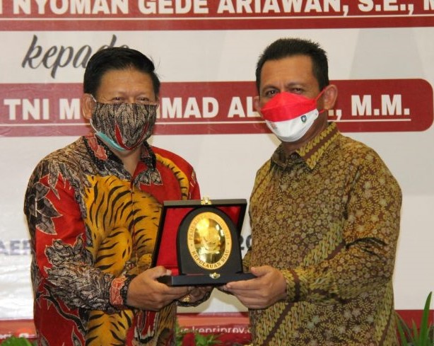 Gubernur Kepri Apresiasi dan memberikan Cendera Mata Kepada Pangkogabwilhan I