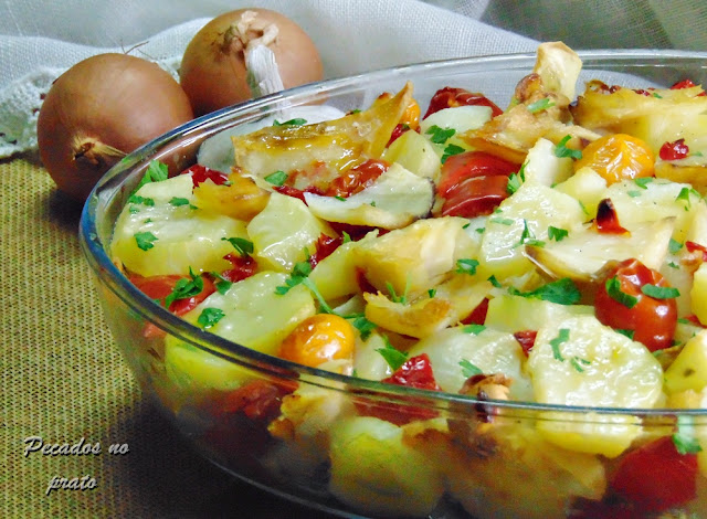 Pescada no forno com legumes e azeite aromatizado