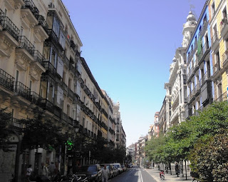 La calle Mayor en su primer tramo desde la Puerta del Sol. Bellos edificios de cuatro plantas con balcones, miradores y adornos en las fachadas