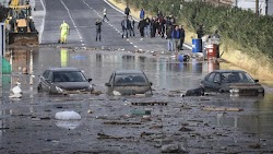 Και ενώ η δυτική Αττική μετρά τις πληγές της, με τους 16 νεκρούς, τους 4 αγνοούμενους και τις ανυπολόγιστες καταστροφές, χθες νέο κύμα κακοκ...