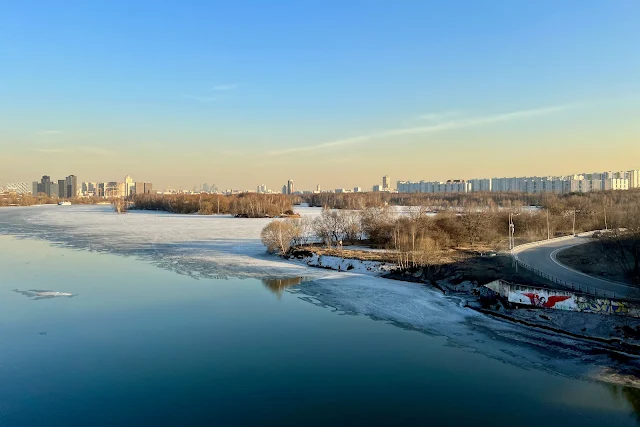 вид со Спасского моста, Москва-река, Строгинский полуостров, Спасский затон