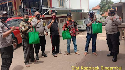 Kapolsek Cingambul Salurkan Bansos Beras Kepada Masyarakat Terdampak Covid 19