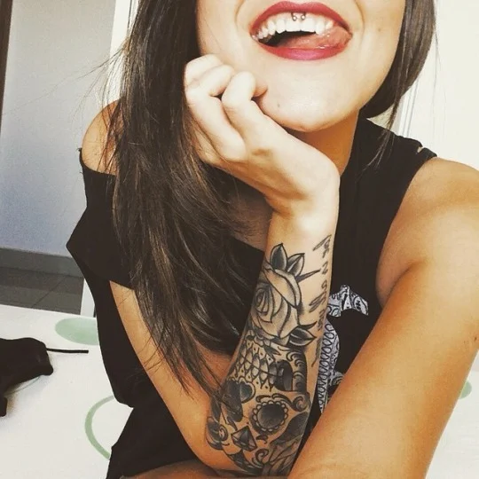 chica con tatuaje de calavera mexicana en el antebrazo