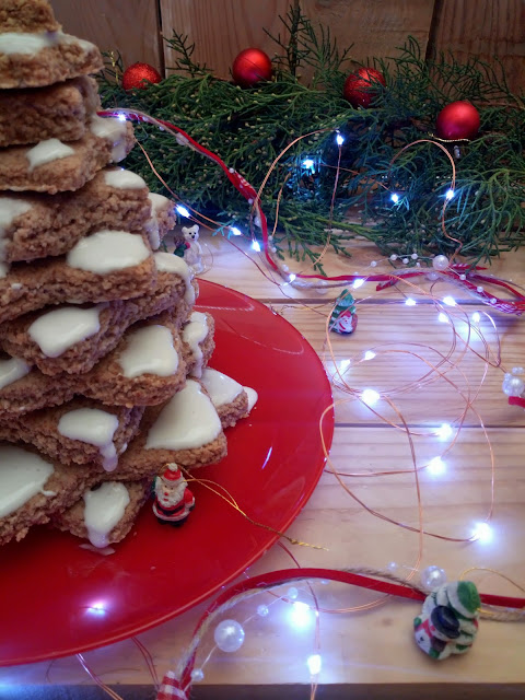 Zimtsterne. Estrellas de canela. Árbol de Navidad de galletas. Receta navideña europea para hacer en casa con niños. Glasa, galletas, con horno. Recetas de Cuca