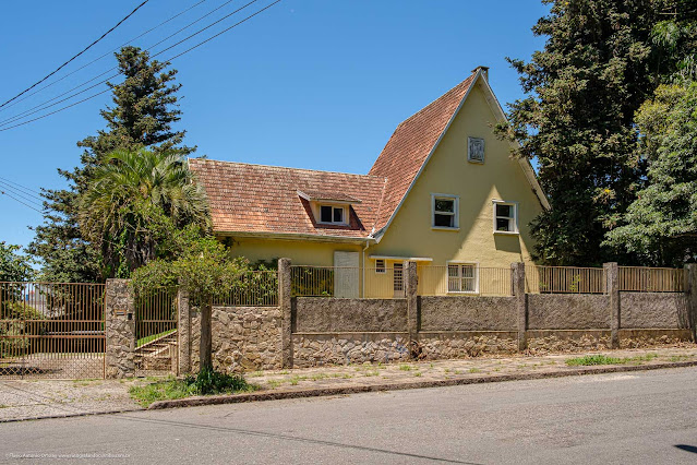 Casa com telhado alto e inclinado