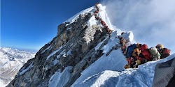 Άλλοι τρεις ορειβάτες έχασαν τη ζωή τους στο Έβερεστ, ανεβάζοντας σε επτά τον μέχρι τώρα αριθμό των θανάτων κατά τη φετινή ορειβατική σεζόν ...