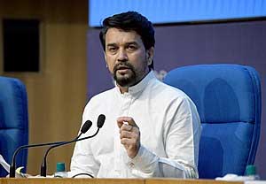 आज काशी में केंद्रीय सूचना प्रसारण एवम खेल मंत्री अनुराग ठाकुर खिलाड़ियों के साथ टेनिस खेलते हुए आए नजर