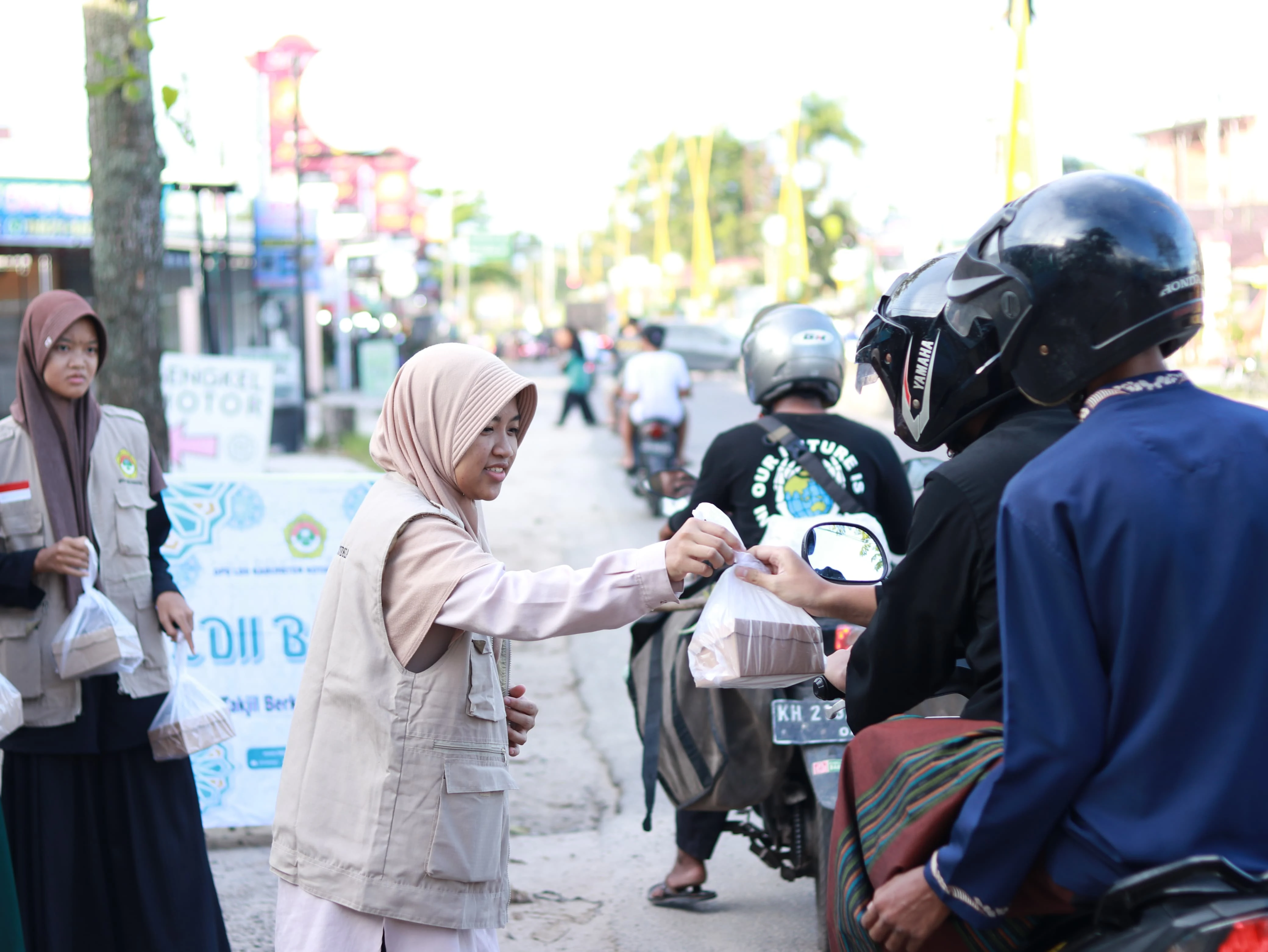 LDII Sampit dan Persinas ASAD Berbagi Takjil Semarak Ramadhan 1445 H. jpg