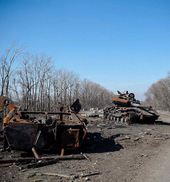 As estradas estão entulhadas de restos acumulados em anos de conflito