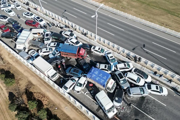 Mega engavetamento, com mais de 200 carros, deixa um morto na China