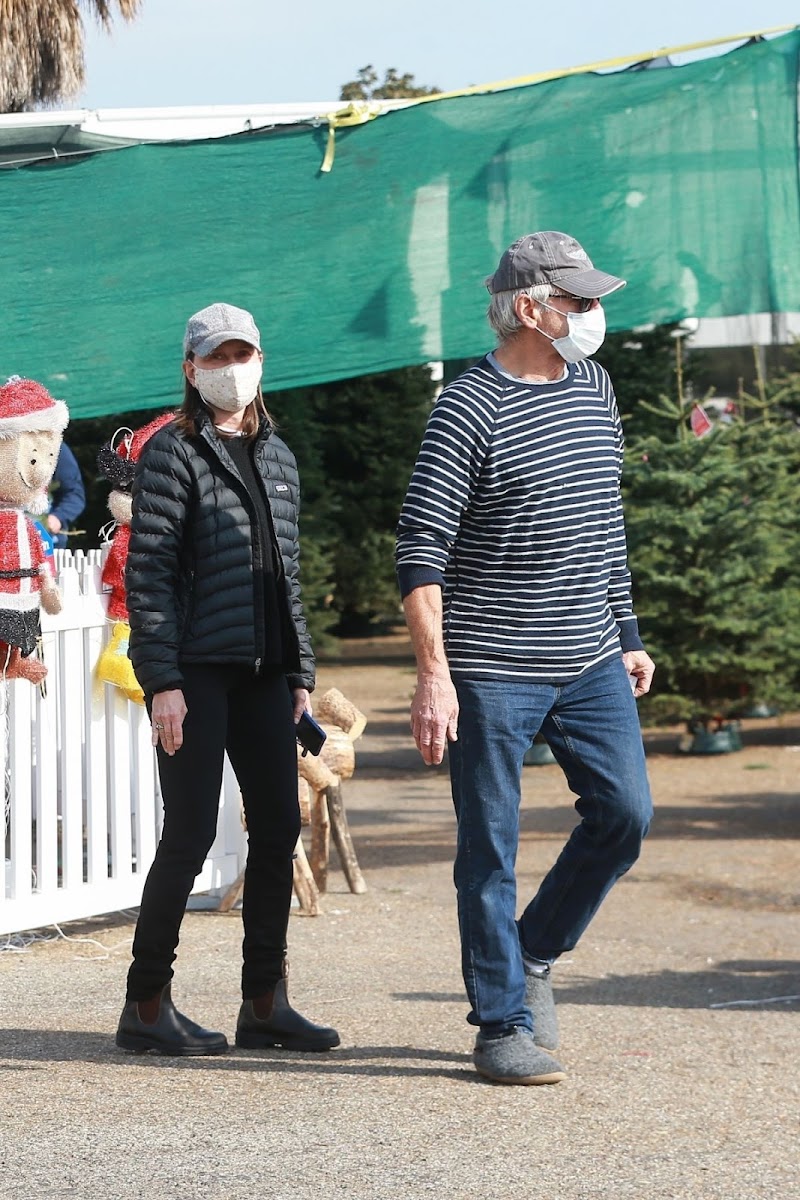 Calista Flockhart and Harrison Ford Shoping a Christmas Tree in Santa Monica 12 Dec-2020