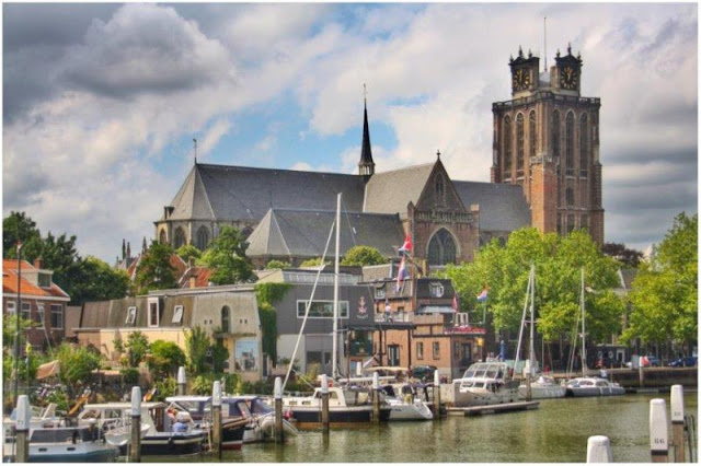 Grote Kerk y canal con barcos en Dordrecht