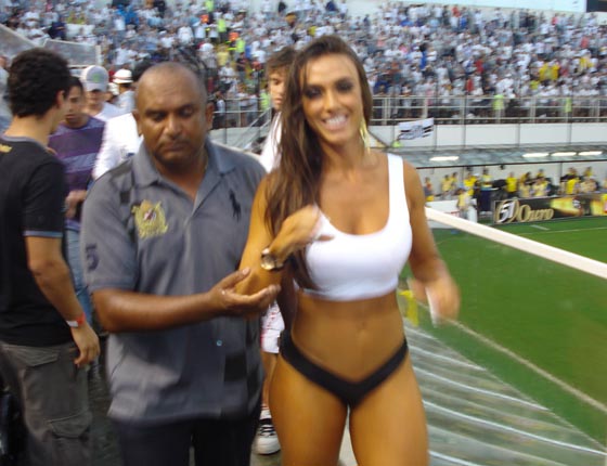 Nicole Bahls biquínis