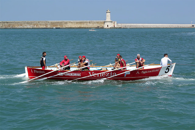 Gozzo del Venezia al traino, porto di Livorno