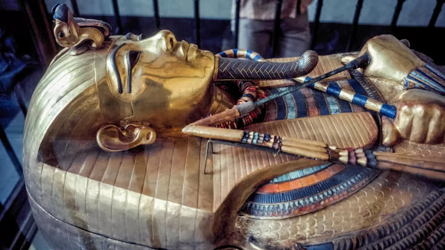 تابوت الفرعون المصري القديم توت عنخ آمون ، الذي لم يترك ورثة للعرش عندما توفي بشكل غير متوقع في حوالي سن 19 عامًا