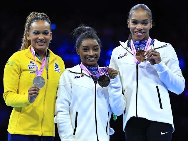 Simone Biles, Rebeca Andrade e Shilese Jones completam o pódio do Mundial.