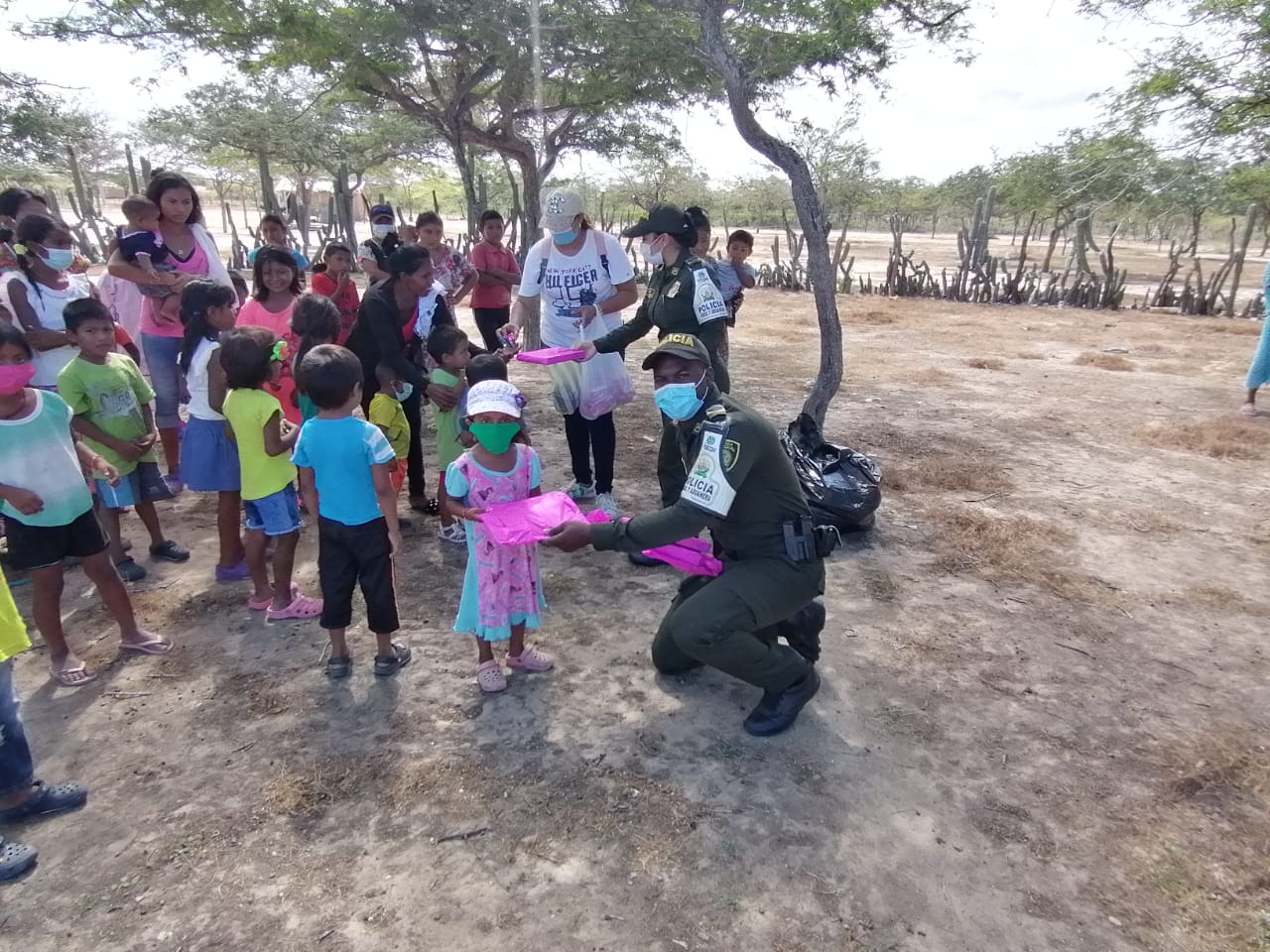 https://www.notasrosas.com/Polfa y Dian entregaron aguinaldos a niños y niñas en Riohacha y Maicao