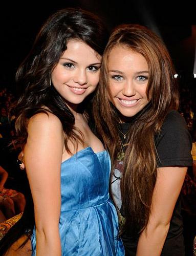 Foto de Selena Gómez abrazando a Miley Cyrus