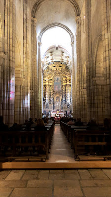 l'imponente interno della cattedrale di Porto con la sua navata principale di notevoli dimensioni